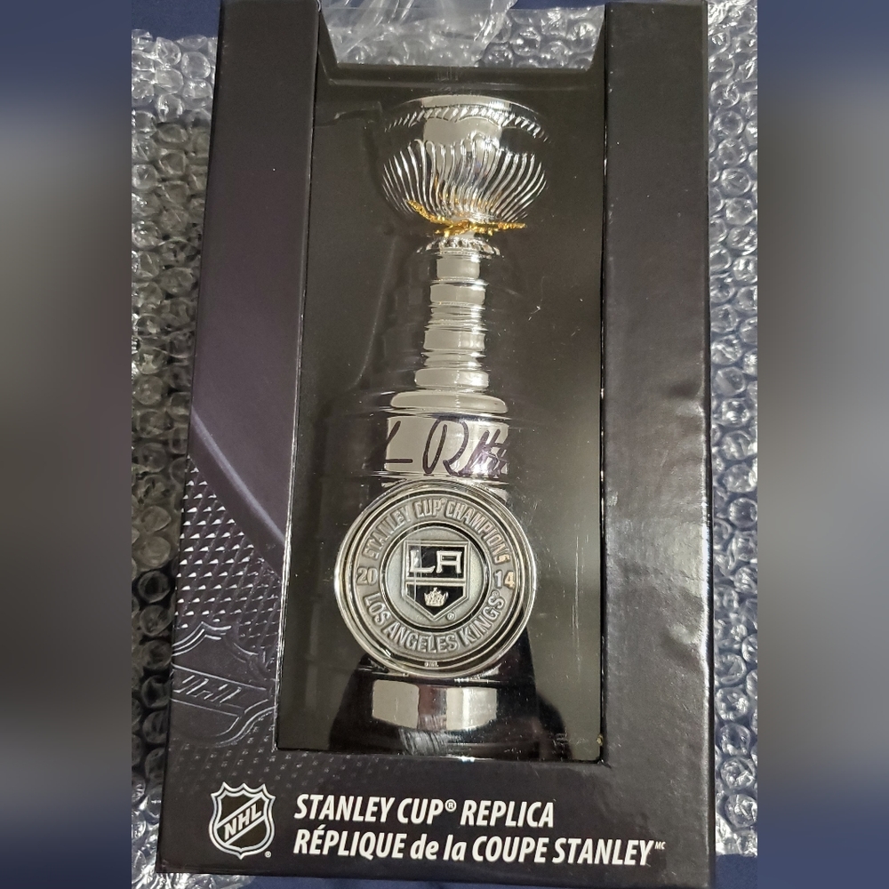 Luc Robitaille Signature - Picture 3 of 11